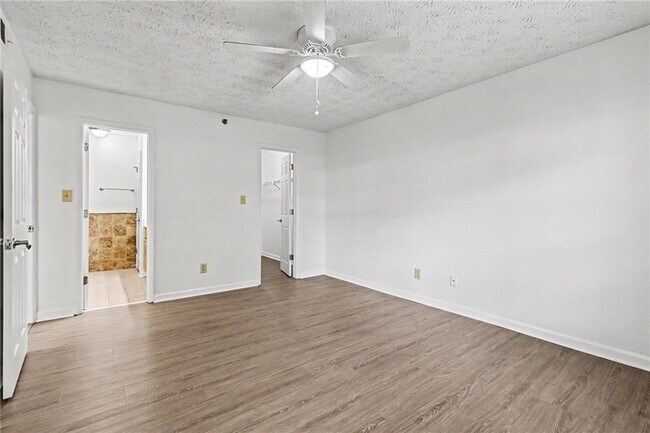 Building Photo - 3960 Riverlook Pkwy SE