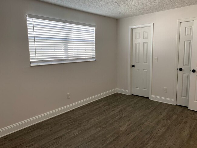 Building Photo - 5648 Townhouse Dr