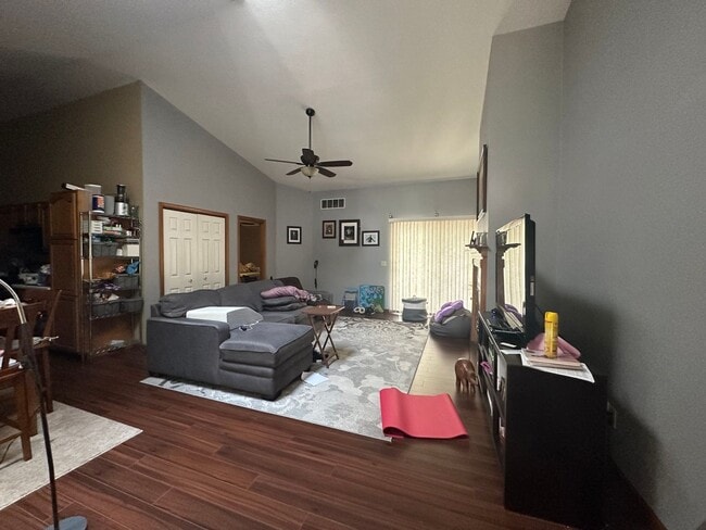 Building Photo - 2 bedroom 2 bath home west side springfiel...