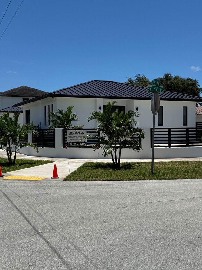 Building Photo - 920 SW 71st Ave