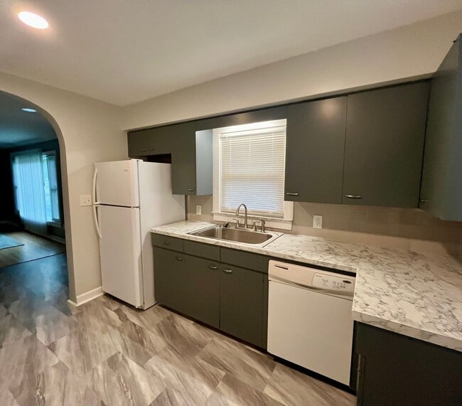 Building Photo - Updated 2 bedroom home in Alton