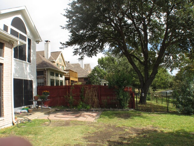 Building Photo - Great Irving Location!