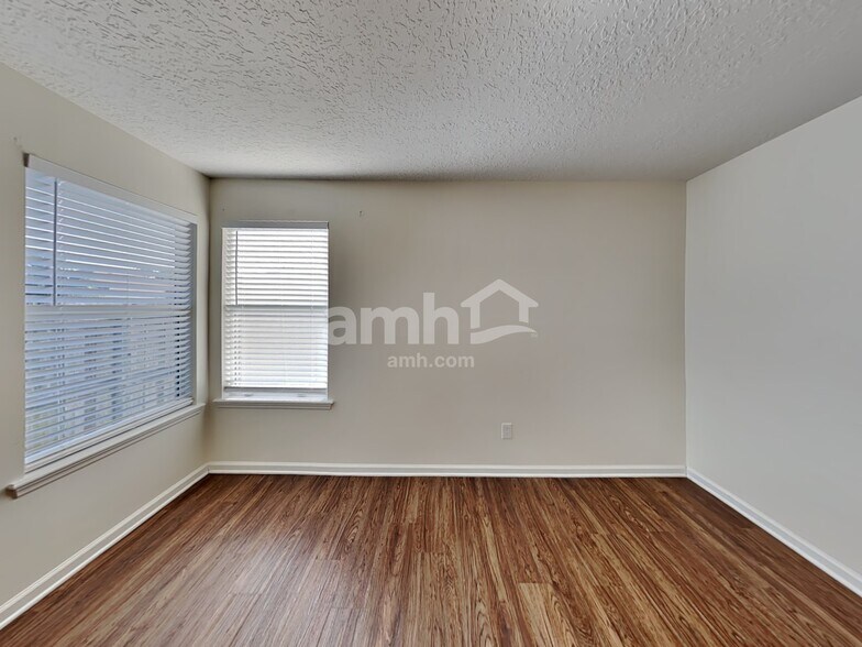 Building Photo - 985 Hyannis Port Dr