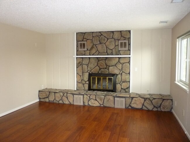 Building Photo - Parker Home in The Pinery!!