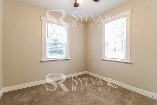 Building Photo - Enjoy living the good life in this 3 bedroom, 1 bathroom home