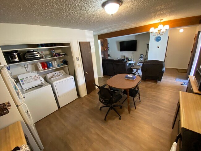 Building Photo - 1210 Avenida Del Sol