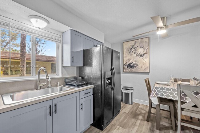 Building Photo - 1208 NE 5th Ave