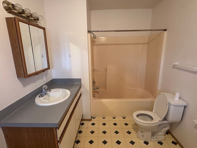 Building Photo - 296 Sussex Ave W