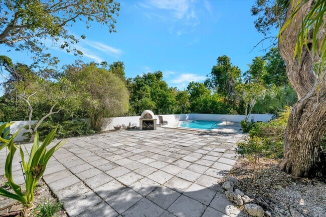 Building Photo - ALL THE CHARM! - Siesta Key 1+ acre on the Bay - 3 bed/ 2 bath pool home