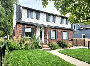 Building Photo - Beautiful 3-Bedroom Garden Apartment in th...