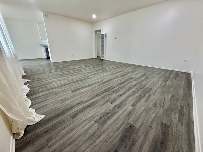 Building Photo - Spacious 2BD with Private Laundry Room, Garage Parking & Private Entrance