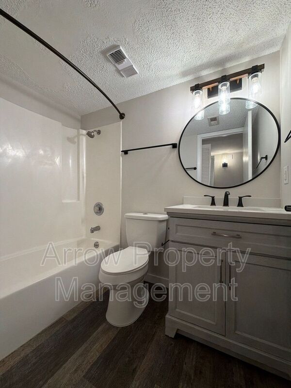 Building Photo - 3405 Holdrege St