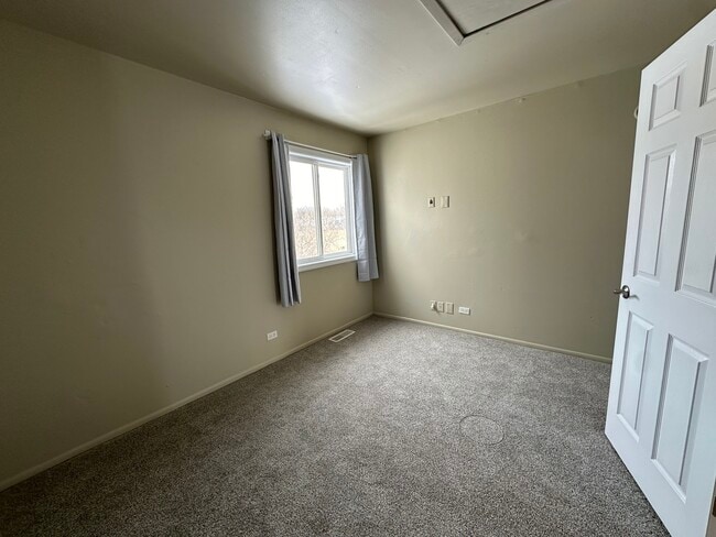 Building Photo - 474 Meadow Green Ln