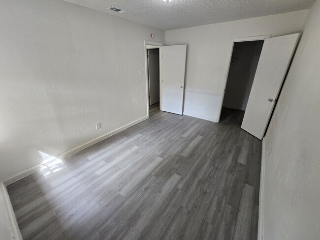 Building Photo - 202 Northcrest Cir