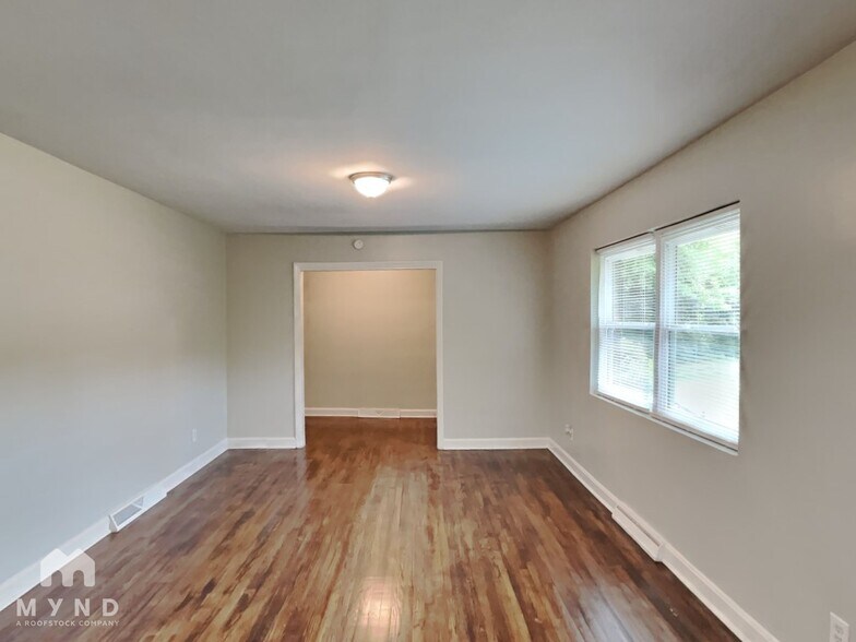 Building Photo - 5201 Pinebrook Dr