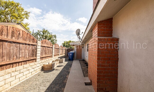 Building Photo - 3 Bedroom/2 Bath Home - $2250 per month!