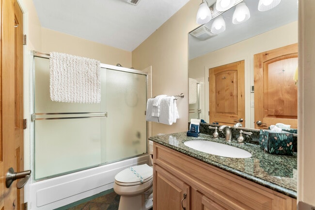 Building Photo - 807 Alder Ave