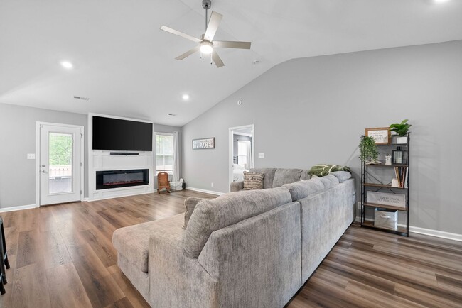 Building Photo - 3 Bedroom Pet Friendly Home For Rent Near ...