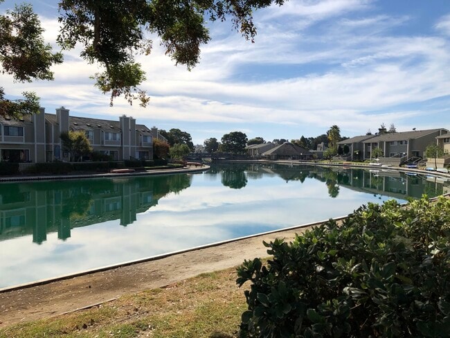 Building Photo - 818 Juno Ln