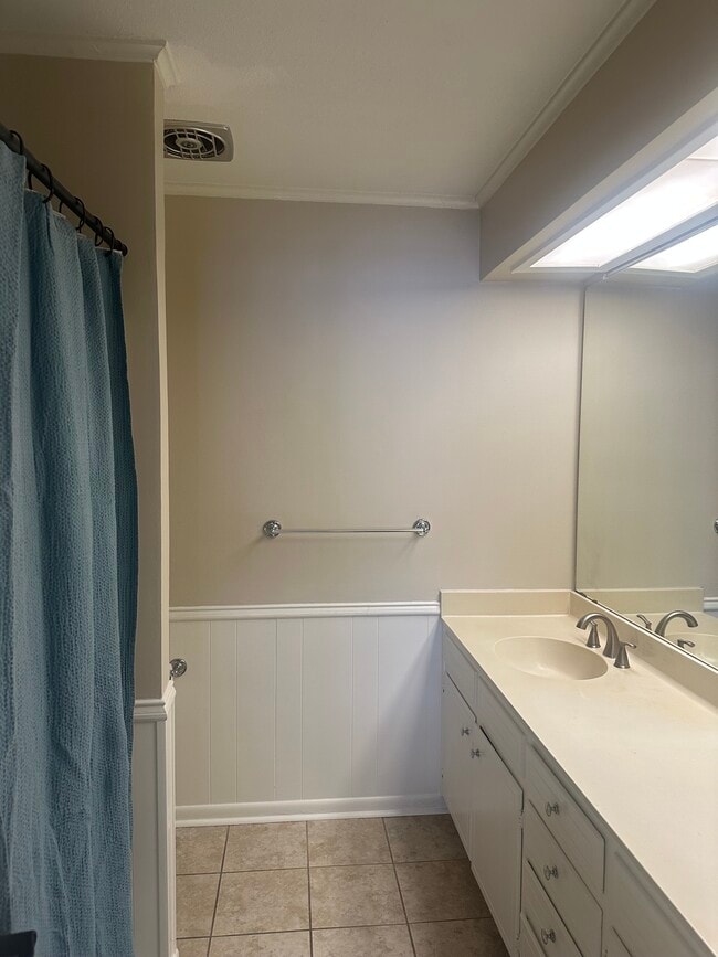 Building Photo - 4106 S Park Dr