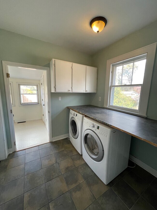 Building Photo - 1947 Emoriland Blvd