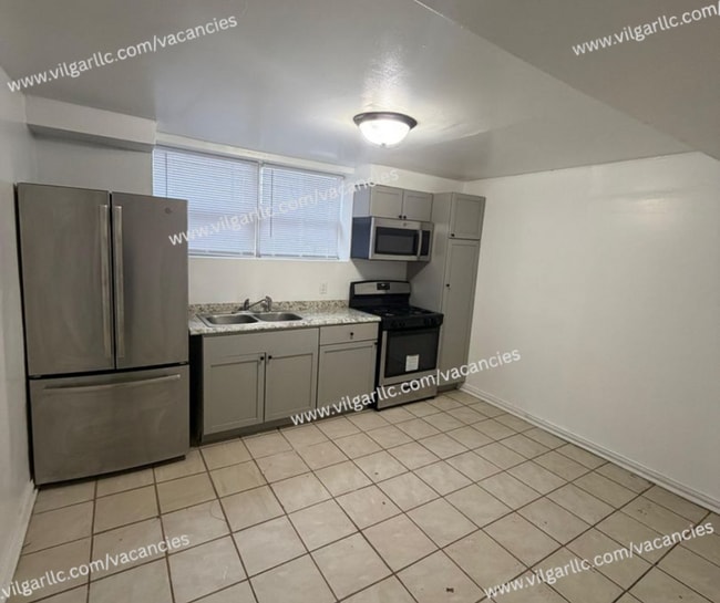 Building Photo - 700 E 20th Ave