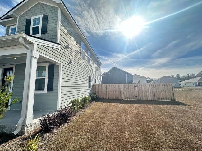 Building Photo - 4 Br/2.5 Bth in The Watergrass Community