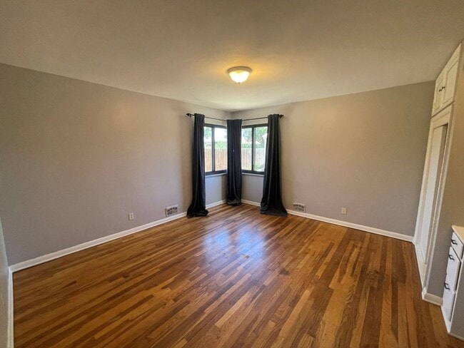 Building Photo - Spacious 3 bed/1 bath w/W/D and 2 car garage