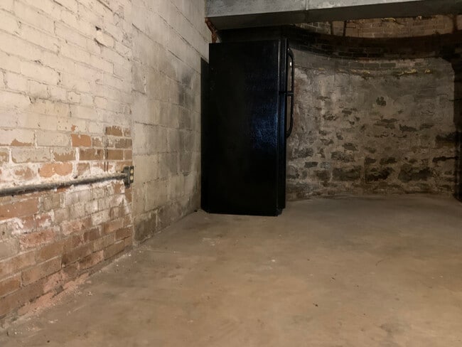 Building Photo - 1688 E Broad St