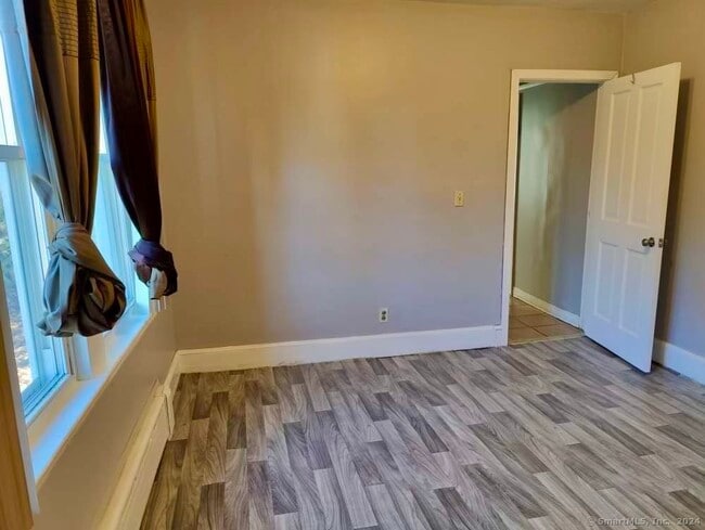 Building Photo - 15 Lone Oak Ave