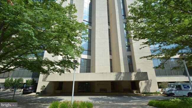 Building Photo - 1101 S Arlington Ridge Rd
