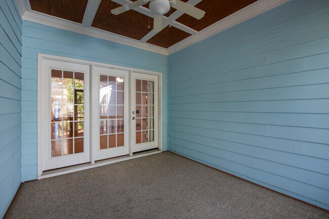 Building Photo - Exceptional 5-Bedroom Residence in the Hea...