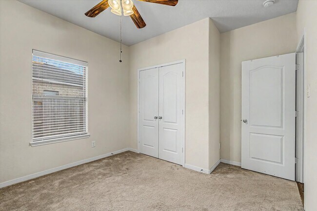 Building Photo - 630 W Newport Bend
