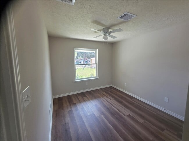 Building Photo - 9831 Pelsey St