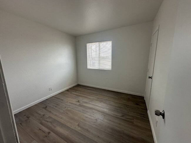 Building Photo - 5431 N Lakeshore Dr