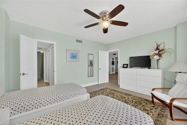 Building Photo - 7100 Sunshine Skyway Ln S