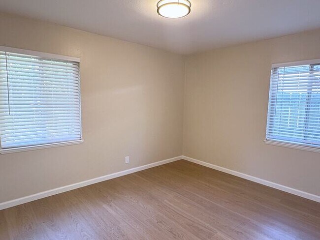 Building Photo - Cute 3 Bedroom Home Close to Shopping