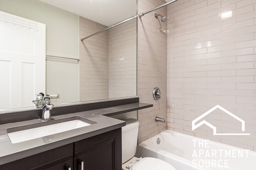 Building Photo - 529 W Surf St