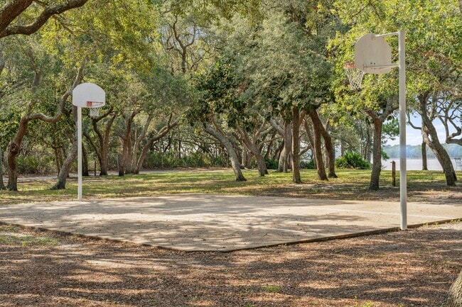 Building Photo - 712 Landing Cir