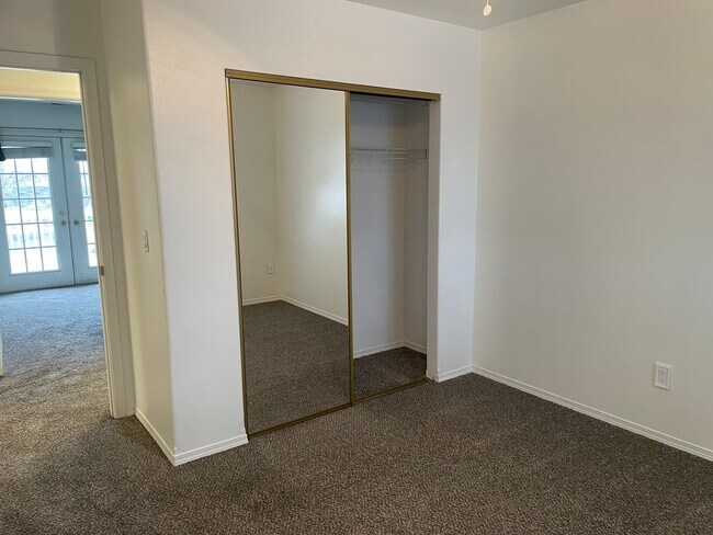 Building Photo - Large 4 Bedroom Home