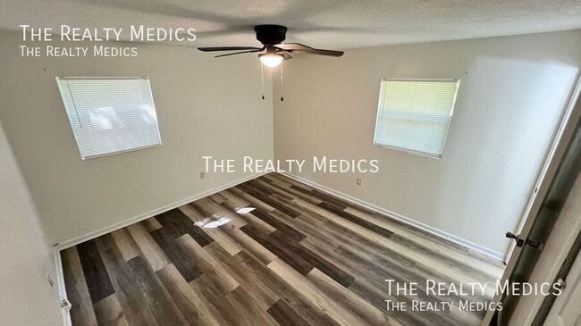 Building Photo - 526 S Thompson Ave