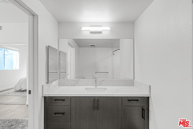 Building Photo - 10824 Blix St