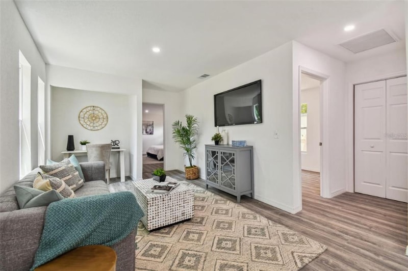 Building Photo - 908 E Cayuga St