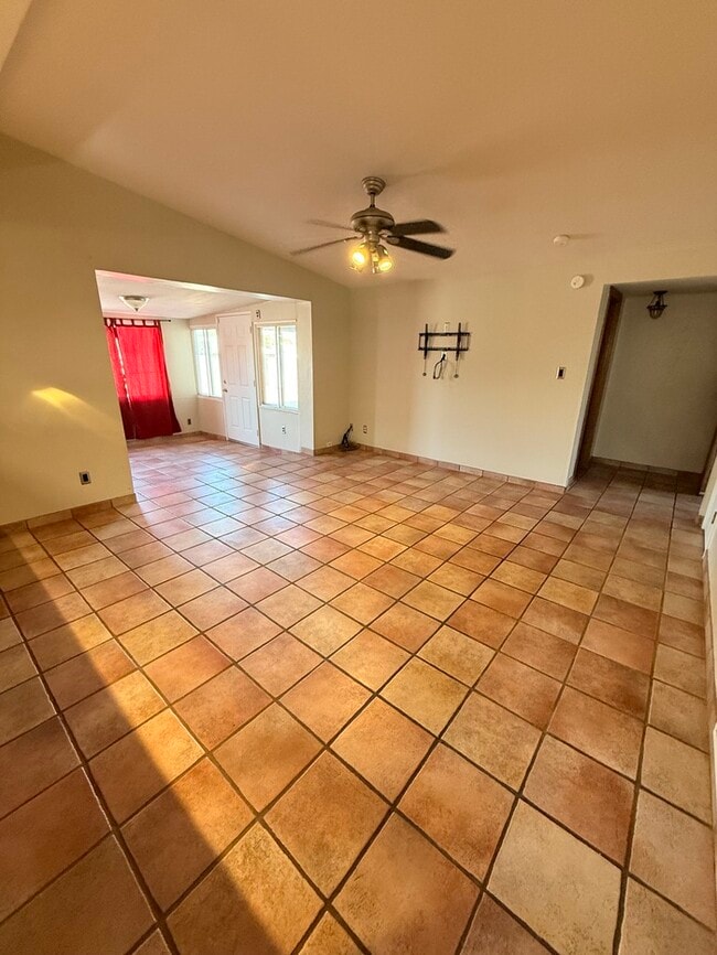 Building Photo - House For Rent