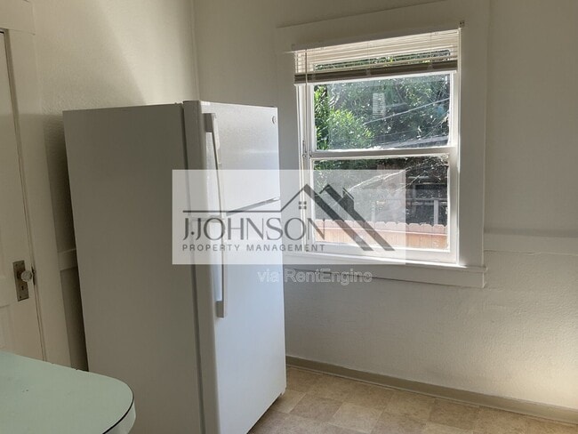 Building Photo - 830 N Van Buren St