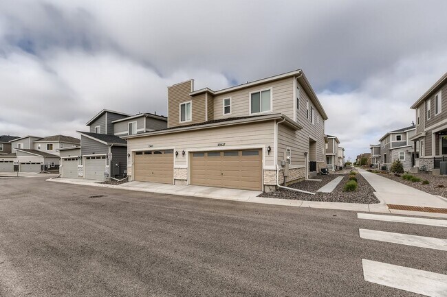 Building Photo - Stunning 3 Bed 2 1/2 Bath in Aurora!