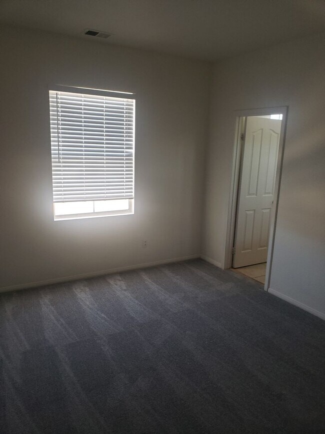 Building Photo - Large 4 BR + Office/Den in Gated Comunity - South Temecula