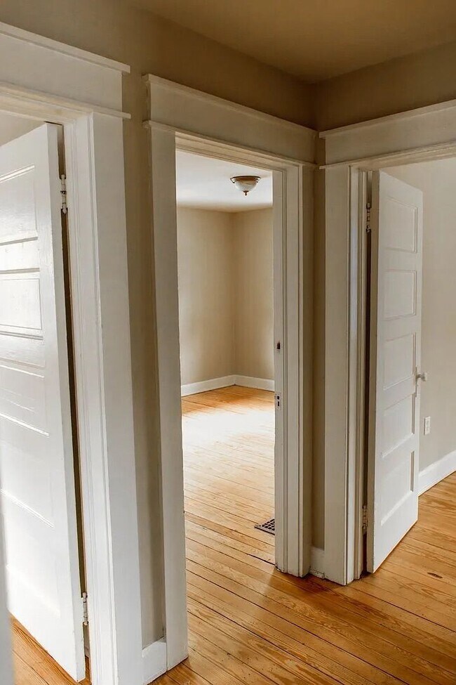 Building Photo - 5 Bedroom - Close to campus!