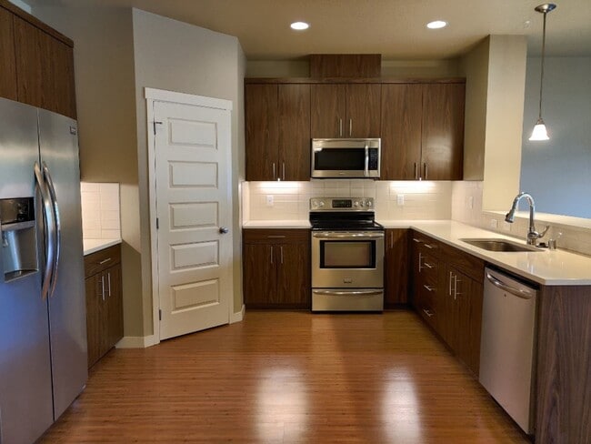 Building Photo - Modern Hawks Prairie Townhome