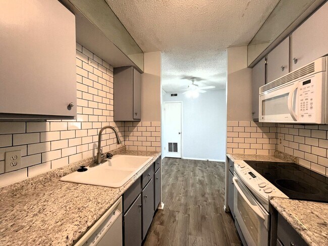Building Photo - 1 Bedroom Condo In Cedar Lakes Estates!! H...